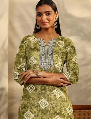 women printed regular thread work kurta with trousers & with dupatta 2