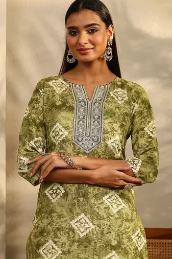 women printed regular thread work kurta with trousers & with dupatta