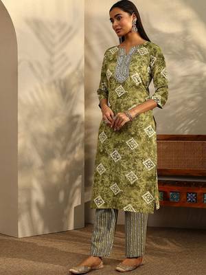 women printed regular thread work kurta with trousers & with dupatta 3