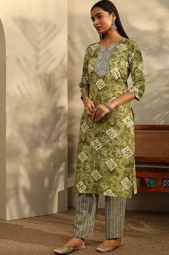 women printed regular thread work kurta with trousers & with dupatta