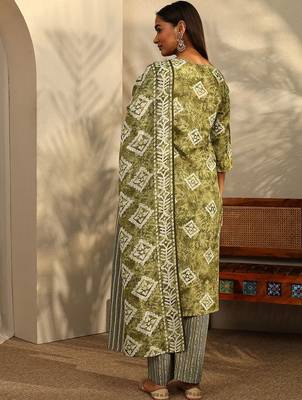 women printed regular thread work kurta with trousers & with dupatta 4