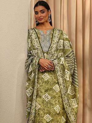 women printed regular thread work kurta with trousers & with dupatta 5