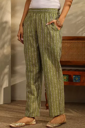 women printed regular thread work kurta with trousers & with dupatta