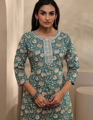 women floral printed regular thread work kurta with trousers & with dupatta 7