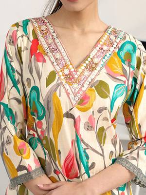 women floral printed regular thread work kurta with trousers & with dupatta 2