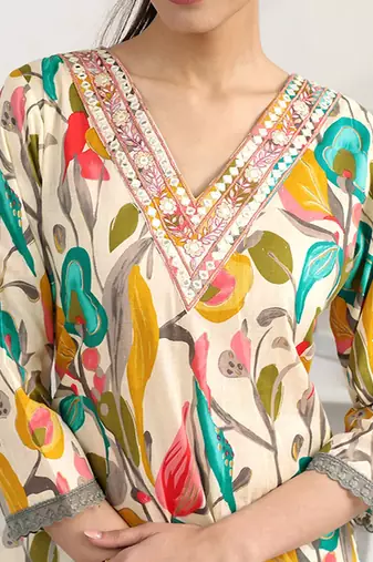 women floral printed regular thread work kurta with trousers & with dupatta