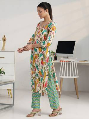 women floral printed regular thread work kurta with trousers & with dupatta 3