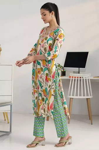 women floral printed regular thread work kurta with trousers & with dupatta