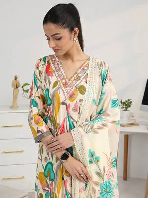 women floral printed regular thread work kurta with trousers & with dupatta 6
