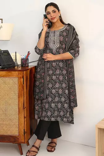 women floral printed regular cotton blend kurta with trousers & with dupatta