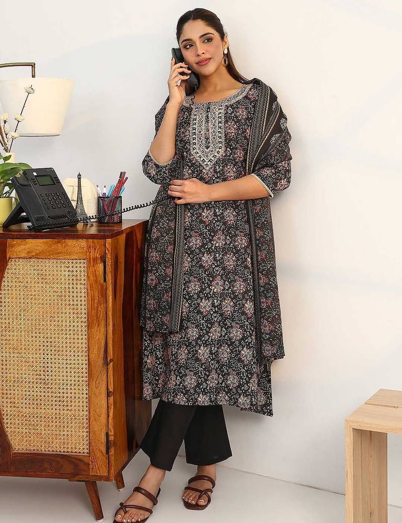 women floral printed regular cotton blend kurta with trousers & with dupatta