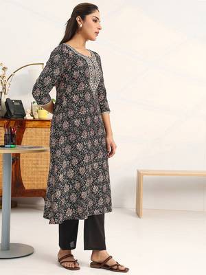 women floral printed regular cotton blend kurta with trousers & with dupatta 3