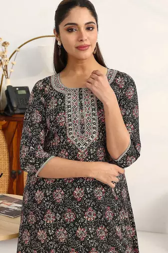 women floral printed regular cotton blend kurta with trousers & with dupatta