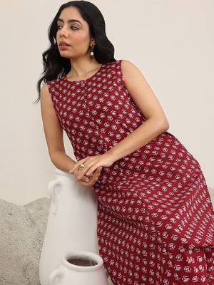 women ethnic motifs printed regular kurta with trousers 3