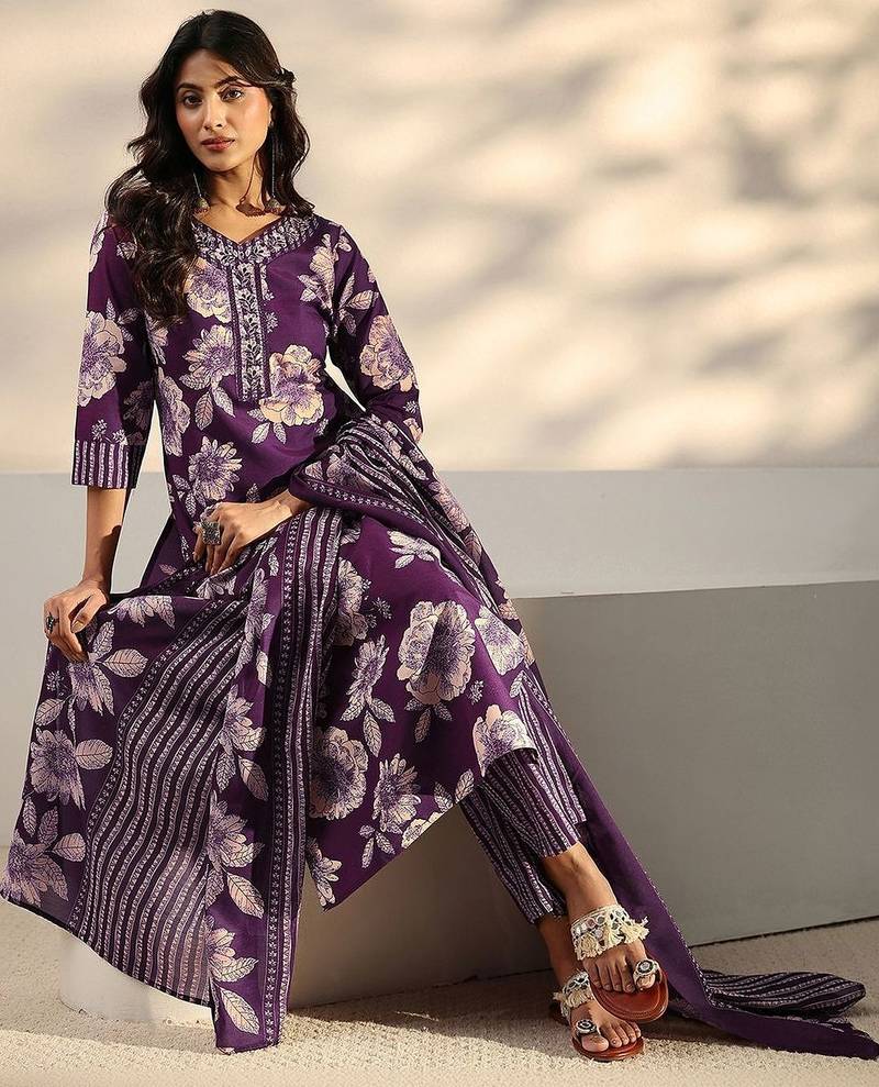 women floral printed regular thread work kurta with trousers & with dupatta