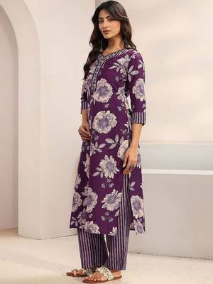 women floral printed regular thread work kurta with trousers & with dupatta 2