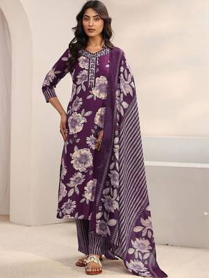 women floral printed regular thread work kurta with trousers & with dupatta 3