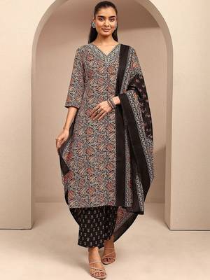 women ethnic motifs printed regular thread work kurta with trousers & with dupatta 2