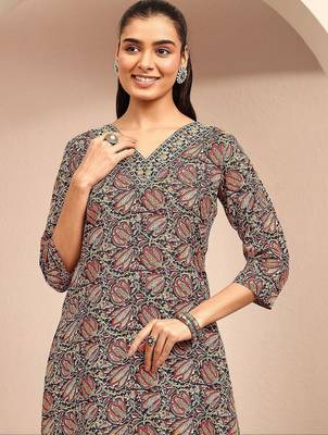 women ethnic motifs printed regular thread work kurta with trousers & with dupatta 7