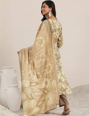 women floral printed regular chikankari kurta with trousers & with dupatta 3