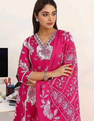 women floral printed regular kurta with trousers & with dupatta 7