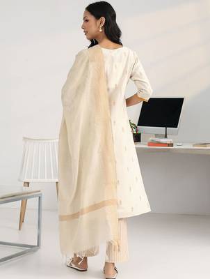 women floral regular thread work kurta with trousers & with dupatta 2