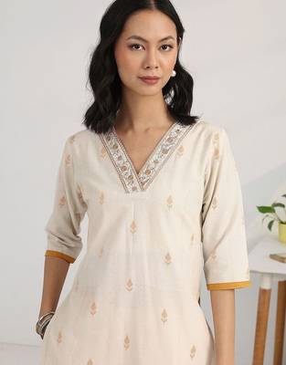 women floral regular thread work kurta with trousers & with dupatta 3