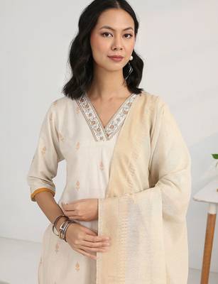 women floral regular thread work kurta with trousers & with dupatta 4