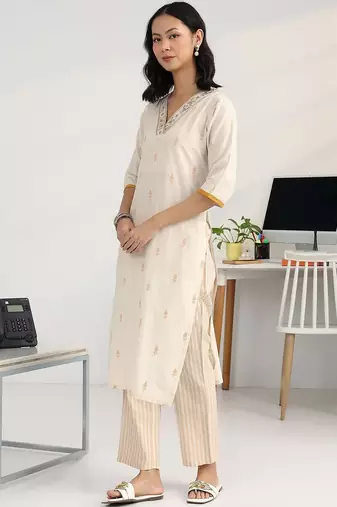 women floral regular thread work kurta with trousers & with dupatta