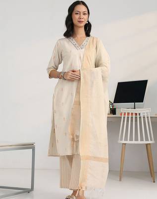 women floral regular thread work kurta with trousers & with dupatta 7