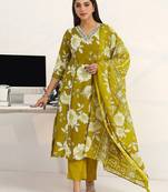women floral printed regular kurta with trousers & with dupatta