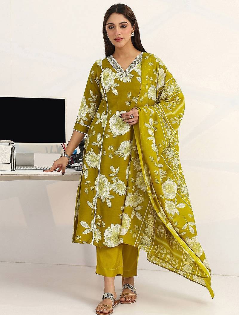 women floral printed regular kurta with trousers & with dupatta