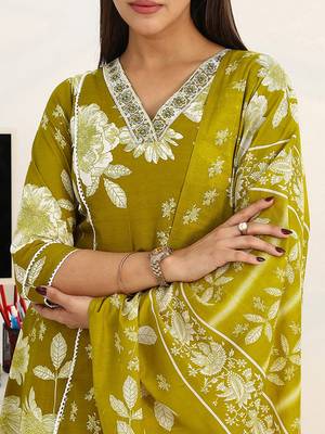 women floral printed regular kurta with trousers & with dupatta 2