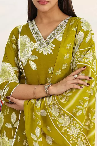 women floral printed regular kurta with trousers & with dupatta
