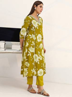women floral printed regular kurta with trousers & with dupatta 3