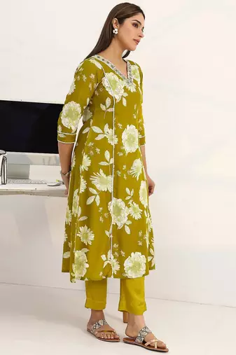 women floral printed regular kurta with trousers & with dupatta