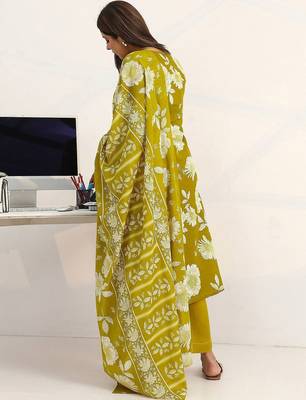 women floral printed regular kurta with trousers & with dupatta 4