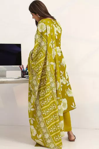 women floral printed regular kurta with trousers & with dupatta