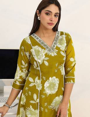 women floral printed regular kurta with trousers & with dupatta 6