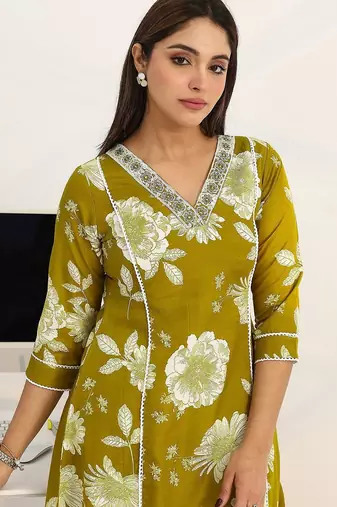 women floral printed regular kurta with trousers & with dupatta