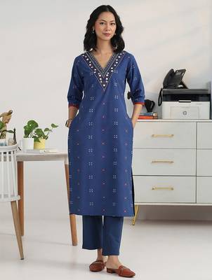 women ethnic motifs printed regular mirror work kurta with trousers 5