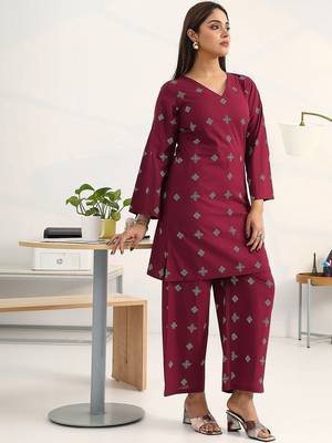 women printed regular kurta with palazzos 3