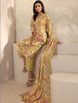 women ethnic motifs printed regular thread work kurta with trousers & with dupatta 2