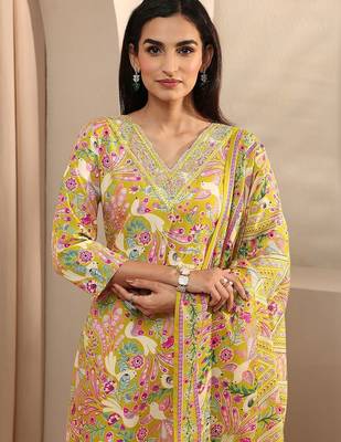 women ethnic motifs printed regular thread work kurta with trousers & with dupatta 4