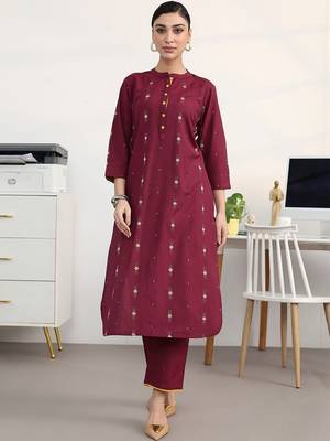 women ethnic motifs printed regular kurta with trousers 6
