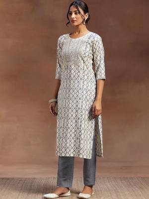women ethnic motifs printed regular thread work kurta with trousers & with dupatta 2