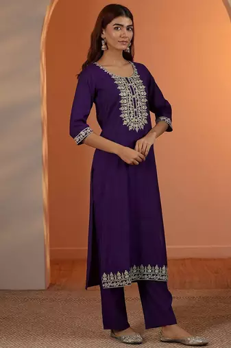 women ethnic motifs embroidered kurta with trousers