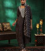 women floral printed regular thread work kurta with trousers & with dupatta