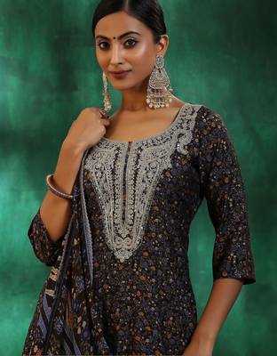women floral printed regular thread work kurta with trousers & with dupatta 2