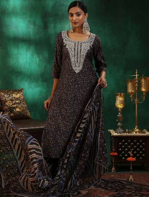 women floral printed regular thread work kurta with trousers & with dupatta 3